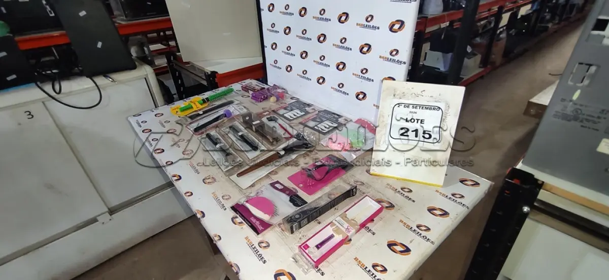 LOTE 215 - 01 LOTE COM UTENSÍLIOS DE HIGIENE E CUIDADOS PESSOAIS DIVERSOS. (NO ESTADO) ATENÇÃO! FAZER A VISITAÇÃO ANTES DE ARREMATAR, NÃO SABEMOS SE FUNCIONA, LEILÃO NÃO TEM GARANTIA E NEM DEVOLUÇÃO, SUJEITO A POSSÍVEIS AVARIAS VISÍVEIS/OCULTAS E/OU AUSÊNCIA DE COMPONENTES.