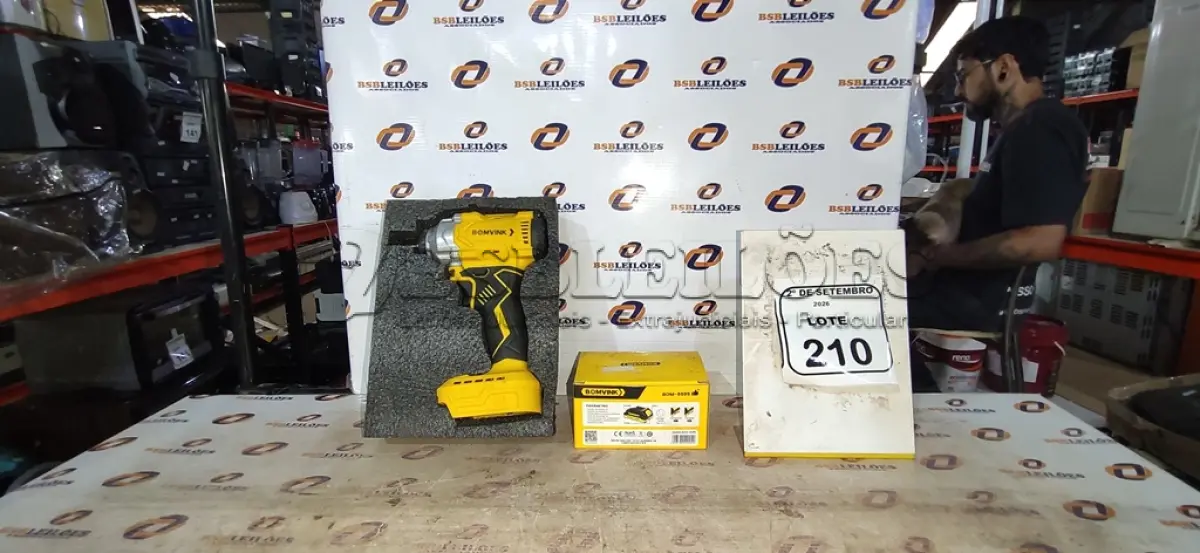 LOTE 210 - 01 CHAVE IMPACTO 21V COM CARREGADOR USB MARCA BOMVINK (NOVO). (NO ESTADO) ATENÇÃO! FAZER A VISITAÇÃO ANTES DE ARREMATAR, NÃO SABEMOS SE FUNCIONA, LEILÃO NÃO TEM GARANTIA E NEM DEVOLUÇÃO, SUJEITO A POSSÍVEIS AVARIAS VISÍVEIS/OCULTAS E/OU AUSÊNCIA DE COMPONENTES.