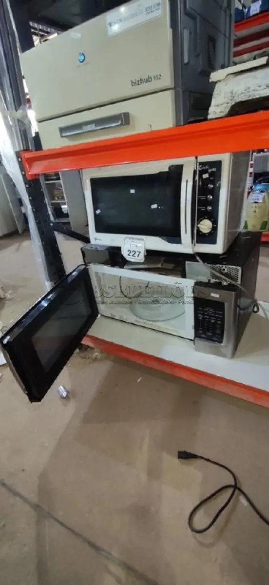 LOTE 227 - 01 MICRO-ONDAS DE EMBUTIR MARCA LG E 01 FORNO MARCA FISCHER. (NO ESTADO) ATENÇÃO! FAZER A VISITAÇÃO ANTES DE ARREMATAR, NÃO SABEMOS SE FUNCIONA, LEILÃO NÃO TEM GARANTIA E NEM DEVOLUÇÃO, SUJEITO A POSSÍVEIS AVARIAS VISÍVEIS/OCULTAS E/OU AUSÊNCIA DE COMPONENTES.
