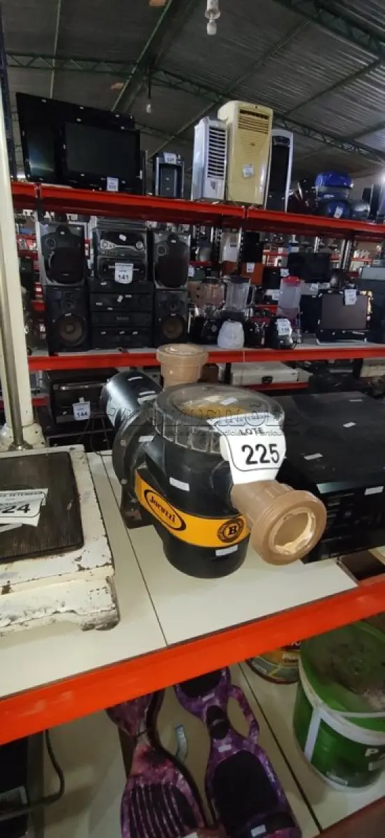 LOTE 225 - 01 BOMBA DE PISCINA MARCA JACUZZI MODELO 3B-T 3CV MOTOR DE INDUÇÃO GAIOLA WEG. (NO ESTADO) ATENÇÃO! FAZER A VISITAÇÃO ANTES DE ARREMATAR, NÃO SABEMOS SE FUNCIONA, LEILÃO NÃO TEM GARANTIA E NEM DEVOLUÇÃO, SUJEITO A POSSÍVEIS AVARIAS VISÍVEIS/OCULTAS E/OU AUSÊNCIA DE COMPONENTES.