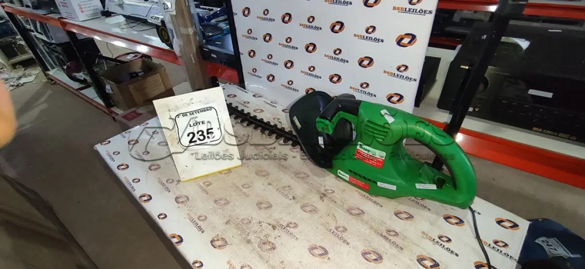 LOTE 235 - 01 MÁQUINA DE CORTAR CERCA VIVA MARCA TRAPP. (NO ESTADO) ATENÇÃO! FAZER A VISITAÇÃO ANTES DE ARREMATAR, NÃO SABEMOS SE FUNCIONA, LEILÃO NÃO TEM GARANTIA E NEM DEVOLUÇÃO, SUJEITO A POSSÍVEIS AVARIAS VISÍVEIS/OCULTAS E/OU AUSÊNCIA DE COMPONENTES.