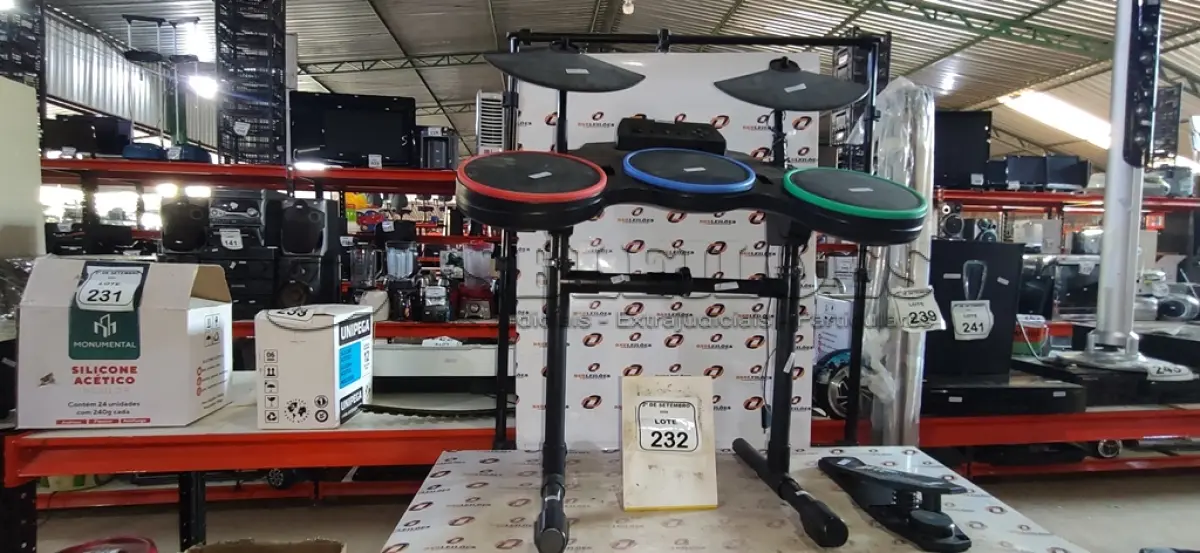 LOTE 232 - 01 BATERIA DE GUITAR HERO. (NO ESTADO) ATENÇÃO! FAZER A VISITAÇÃO ANTES DE ARREMATAR, NÃO SABEMOS SE FUNCIONA, LEILÃO NÃO TEM GARANTIA E NEM DEVOLUÇÃO, SUJEITO A POSSÍVEIS AVARIAS VISÍVEIS/OCULTAS E/OU AUSÊNCIA DE COMPONENTES.