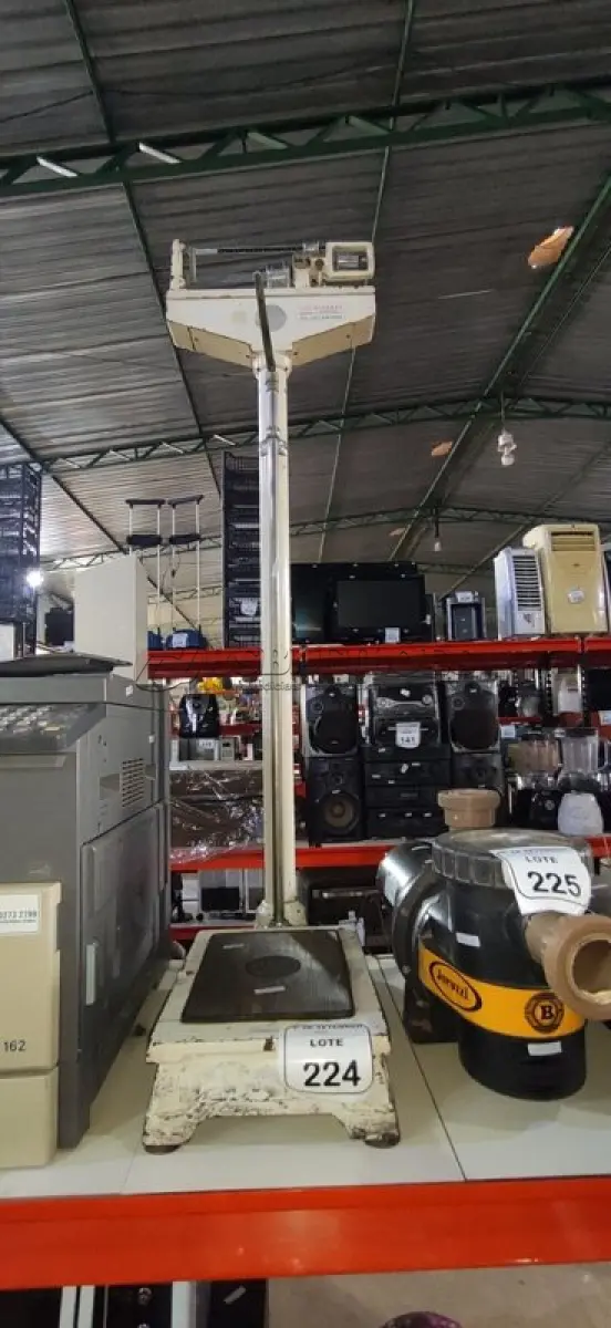 LOTE 224 - 01 BALANÇA ANTROPOMÉTRICA. (NO ESTADO) ATENÇÃO! FAZER A VISITAÇÃO ANTES DE ARREMATAR, NÃO SABEMOS SE FUNCIONA, LEILÃO NÃO TEM GARANTIA E NEM DEVOLUÇÃO, SUJEITO A POSSÍVEIS AVARIAS VISÍVEIS/OCULTAS E/OU AUSÊNCIA DE COMPONENTES.