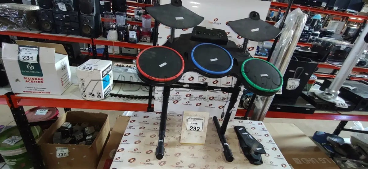 LOTE 232 - 01 BATERIA DE GUITAR HERO. (NO ESTADO) ATENÇÃO! FAZER A VISITAÇÃO ANTES DE ARREMATAR, NÃO SABEMOS SE FUNCIONA, LEILÃO NÃO TEM GARANTIA E NEM DEVOLUÇÃO, SUJEITO A POSSÍVEIS AVARIAS VISÍVEIS/OCULTAS E/OU AUSÊNCIA DE COMPONENTES.