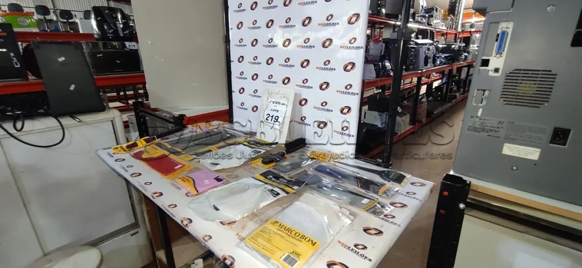 LOTE 219 - 01 LOTE COM UTENSÍLIOS DE HIGIENE E CUIDADOS PESSOAIS DIVERSOS. (NO ESTADO) ATENÇÃO! FAZER A VISITAÇÃO ANTES DE ARREMATAR, NÃO SABEMOS SE FUNCIONA, LEILÃO NÃO TEM GARANTIA E NEM DEVOLUÇÃO, SUJEITO A POSSÍVEIS AVARIAS VISÍVEIS/OCULTAS E/OU AUSÊNCIA DE COMPONENTES.