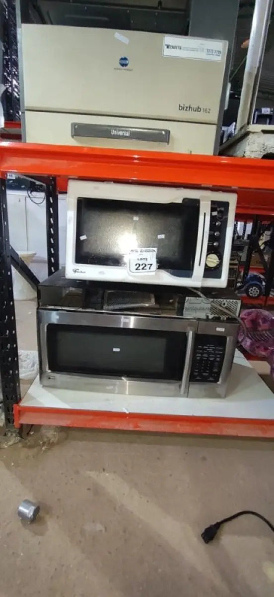 LOTE 227 - 01 MICRO-ONDAS DE EMBUTIR MARCA LG E 01 FORNO MARCA FISCHER. (NO ESTADO) ATENÇÃO! FAZER A VISITAÇÃO ANTES DE ARREMATAR, NÃO SABEMOS SE FUNCIONA, LEILÃO NÃO TEM GARANTIA E NEM DEVOLUÇÃO, SUJEITO A POSSÍVEIS AVARIAS VISÍVEIS/OCULTAS E/OU AUSÊNCIA DE COMPONENTES.