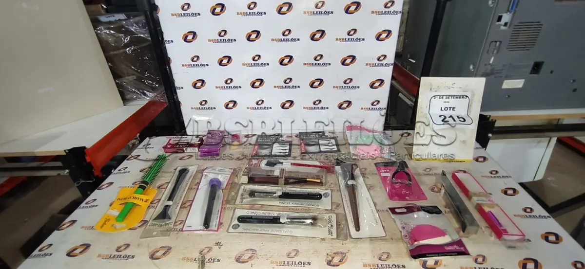 LOTE 215 - 01 LOTE COM UTENSÍLIOS DE HIGIENE E CUIDADOS PESSOAIS DIVERSOS. (NO ESTADO) ATENÇÃO! FAZER A VISITAÇÃO ANTES DE ARREMATAR, NÃO SABEMOS SE FUNCIONA, LEILÃO NÃO TEM GARANTIA E NEM DEVOLUÇÃO, SUJEITO A POSSÍVEIS AVARIAS VISÍVEIS/OCULTAS E/OU AUSÊNCIA DE COMPONENTES.