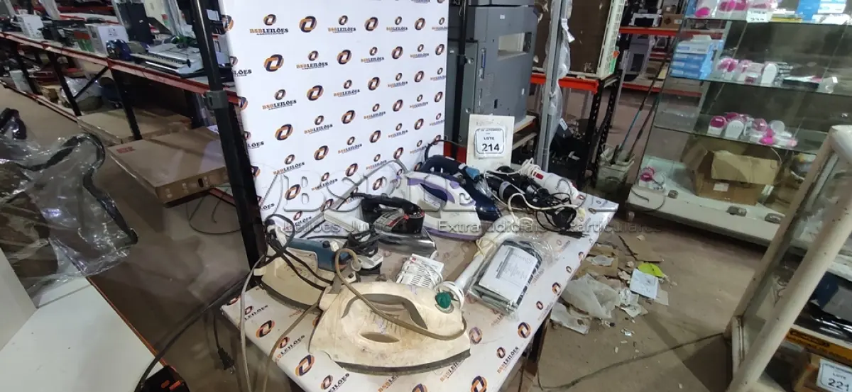 LOTE 214 - 01 MONITOR DE PRESSÃO ARTERIAL, 07 FERROS DE PASSAR E 04 MISTURADORES DE MARCAS E MODELOS DIVERSOS. (NO ESTADO) ATENÇÃO! FAZER A VISITAÇÃO ANTES DE ARREMATAR, NÃO SABEMOS SE FUNCIONA, LEILÃO NÃO TEM GARANTIA E NEM DEVOLUÇÃO, SUJEITO A POSSÍVEIS AVARIAS VISÍVEIS/OCULTAS E/OU AUSÊNCIA DE COMPONENTES.