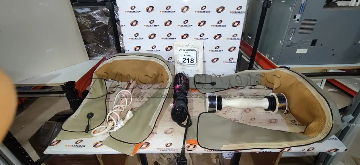 LOTE 218 - 01 SHAKE WEIGHT, 02 MASSAGEADORES DE COSTAS, 01 ESCOVA DE CABELO ELÉTRICA E 01 PRANCHA PARA CACHOS. (NO ESTADO) ATENÇÃO! FAZER A VISITAÇÃO ANTES DE ARREMATAR, NÃO SABEMOS SE FUNCIONA, LEILÃO NÃO TEM GARANTIA E NEM DEVOLUÇÃO, SUJEITO A POSSÍVEIS AVARIAS VISÍVEIS/OCULTAS E/OU AUSÊNCIA DE COMPONENTES.