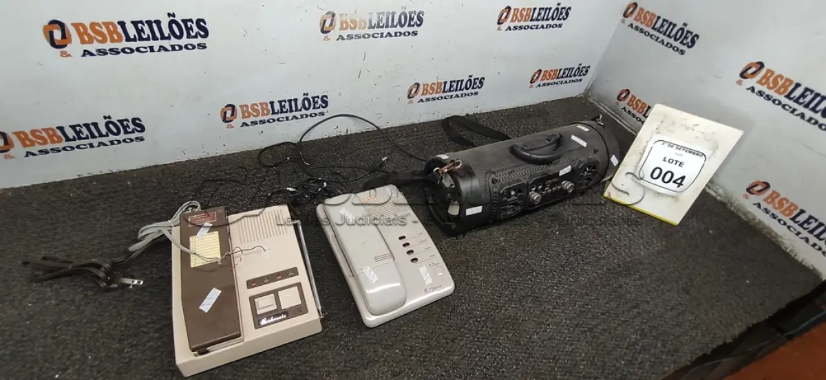 LOTE 004 - 01 CAIXA DE SOM E 02 APARELHOS DE TELEFONE. (NO ESTADO) ATENÇÃO! FAZER A VISITAÇÃO ANTES DE ARREMATAR, NÃO SABEMOS SE FUNCIONA, LEILÃO NÃO TEM GARANTIA E NEM DEVOLUÇÃO, SUJEITO A POSSÍVEIS AVARIAS VISÍVEIS/OCULTAS E/OU AUSÊNCIA DE COMPONENTES.