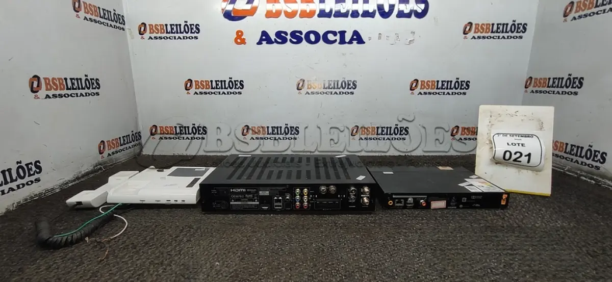 LOTE 021 - 01 RECEPTOR DE SATÉLITE MARCA AZBOX, 01 BLU-RAY MARCA SONY E 01 APARELHO DE TELEFONE. (NO ESTADO) ATENÇÃO! FAZER A VISITAÇÃO ANTES DE ARREMATAR, NÃO SABEMOS SE FUNCIONA, LEILÃO NÃO TEM GARANTIA E NEM DEVOLUÇÃO, SUJEITO A POSSÍVEIS AVARIAS VISÍVEIS/OCULTAS E/OU AUSÊNCIA DE COMPONENTES.