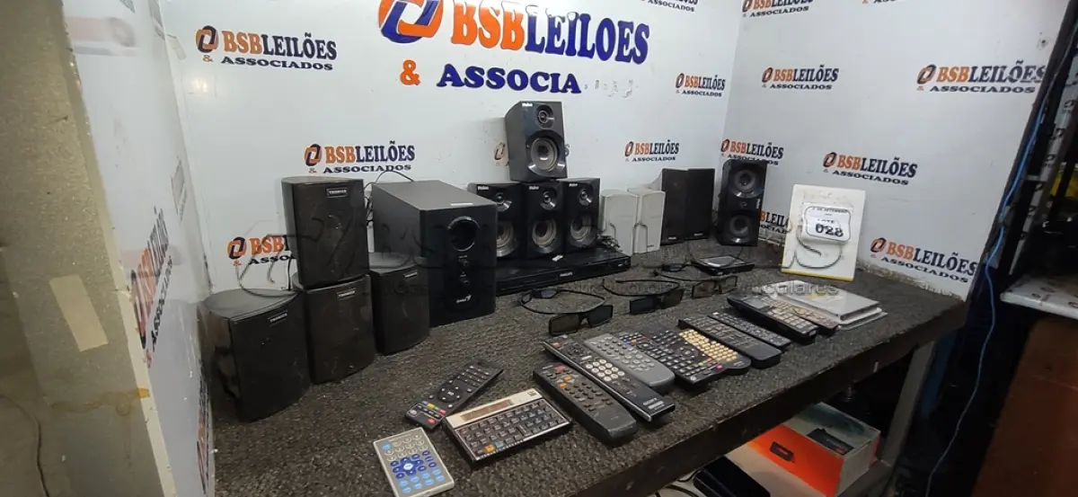 LOTE 028 - 01 APARELHO DE DVD, 01 ADAPTADOR PARA HD E VÁRIAS CAIXAS DE SOM E CONTROLES REMOTO DE MARCAS E MODELOS DIVERSOS. (NO ESTADO) ATENÇÃO! FAZER A VISITAÇÃO ANTES DE ARREMATAR, NÃO SABEMOS SE FUNCIONA, LEILÃO NÃO TEM GARANTIA E NEM DEVOLUÇÃO, SUJEITO A POSSÍVEIS AVARIAS VISÍVEIS/OCULTAS E/OU AUSÊNCIA DE COMPONENTES.