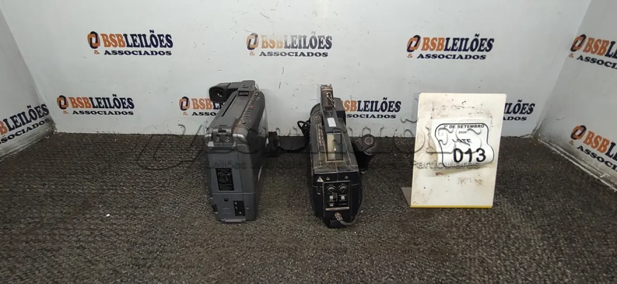 LOTE 013 - 02 FILMADORAS DE MODELOS ANTIGOS MARCAS NATIONAL E SHARP. (NO ESTADO) ATENÇÃO! FAZER A VISITAÇÃO ANTES DE ARREMATAR, NÃO SABEMOS SE FUNCIONA, LEILÃO NÃO TEM GARANTIA E NEM DEVOLUÇÃO, SUJEITO A POSSÍVEIS AVARIAS VISÍVEIS/OCULTAS E/OU AUSÊNCIA DE COMPONENTES.