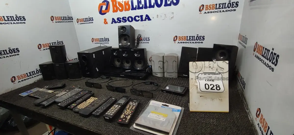 LOTE 028 - 01 APARELHO DE DVD, 01 ADAPTADOR PARA HD E VÁRIAS CAIXAS DE SOM E CONTROLES REMOTO DE MARCAS E MODELOS DIVERSOS. (NO ESTADO) ATENÇÃO! FAZER A VISITAÇÃO ANTES DE ARREMATAR, NÃO SABEMOS SE FUNCIONA, LEILÃO NÃO TEM GARANTIA E NEM DEVOLUÇÃO, SUJEITO A POSSÍVEIS AVARIAS VISÍVEIS/OCULTAS E/OU AUSÊNCIA DE COMPONENTES.