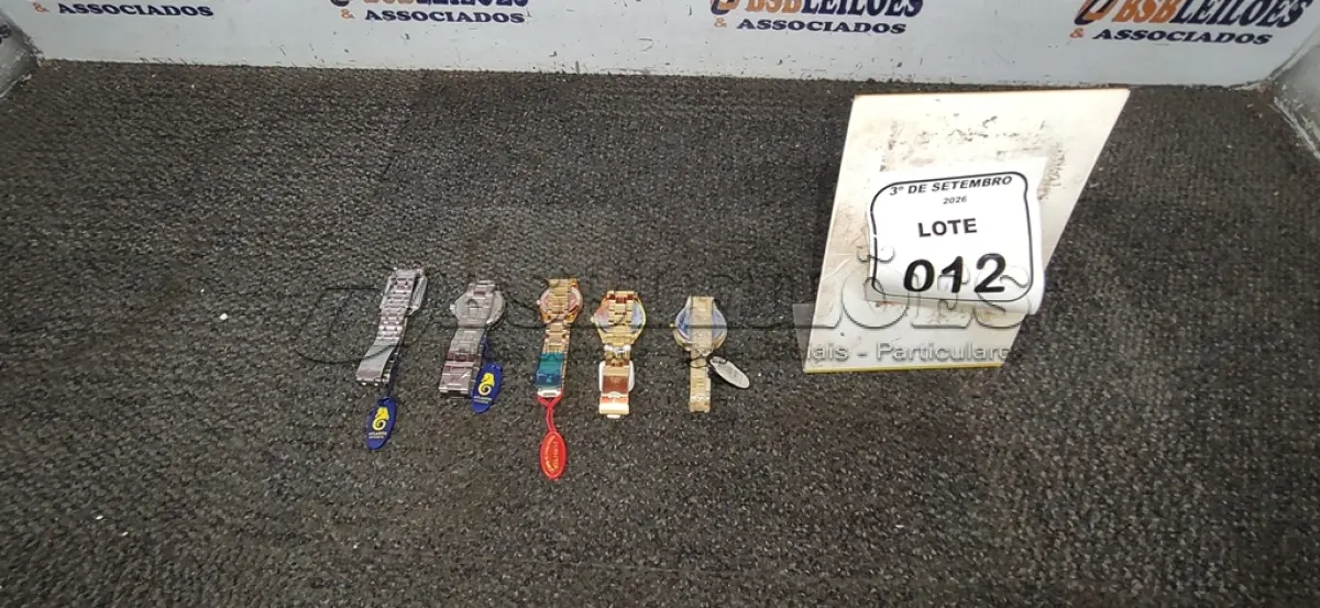 LOTE 012 - 05 RELÓGIOS DE PULSO DE MODELOS DIVERSOS. (NO ESTADO) ATENÇÃO! FAZER A VISITAÇÃO ANTES DE ARREMATAR, NÃO SABEMOS SE FUNCIONA, LEILÃO NÃO TEM GARANTIA E NEM DEVOLUÇÃO, SUJEITO A POSSÍVEIS AVARIAS VISÍVEIS/OCULTAS E/OU AUSÊNCIA DE COMPONENTES.