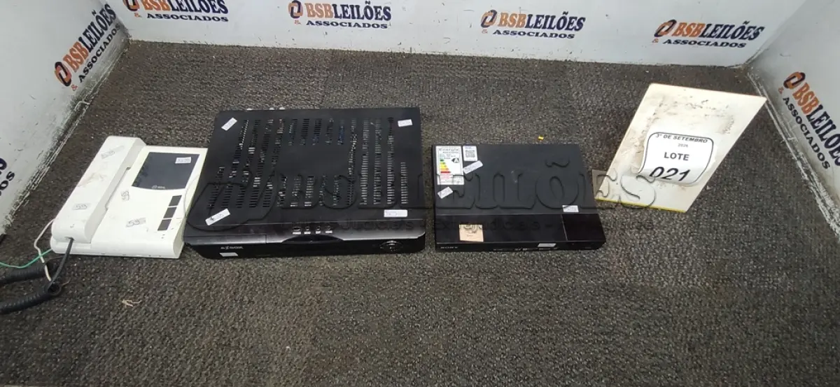 LOTE 021 - 01 RECEPTOR DE SATÉLITE MARCA AZBOX, 01 BLU-RAY MARCA SONY E 01 APARELHO DE TELEFONE. (NO ESTADO) ATENÇÃO! FAZER A VISITAÇÃO ANTES DE ARREMATAR, NÃO SABEMOS SE FUNCIONA, LEILÃO NÃO TEM GARANTIA E NEM DEVOLUÇÃO, SUJEITO A POSSÍVEIS AVARIAS VISÍVEIS/OCULTAS E/OU AUSÊNCIA DE COMPONENTES.