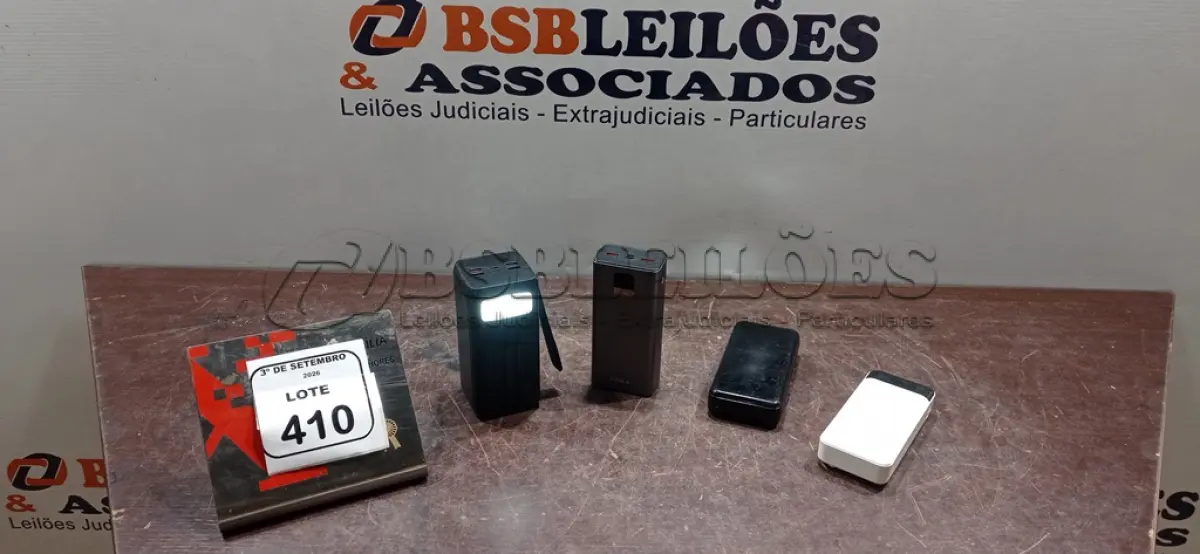 LOTE 410 - 04 POWER BANKS DE MARCAS E MODELOS DIVERSOS. (NO ESTADO) ATENÇÃO! FAZER A VISITAÇÃO ANTES DE ARREMATAR, NÃO SABEMOS SE FUNCIONA, LEILÃO NÃO TEM GARANTIA E NEM DEVOLUÇÃO, SUJEITO A POSSÍVEIS AVARIAS VISÍVEIS/OCULTAS E/OU AUSÊNCIA DE COMPONENTES.