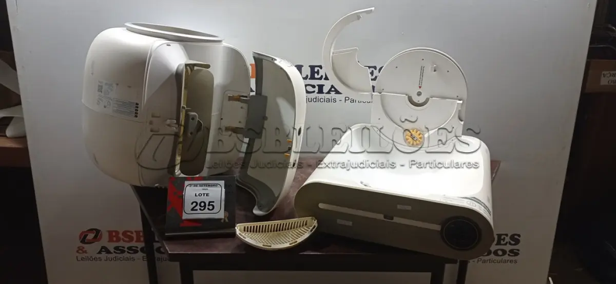 LOTE 295 - 01 CAIXA DE AREIA AUTOMÁTICA E AUTO LIMPANTE PARA GATOS. (NO ESTADO) ATENÇÃO! FAZER A VISITAÇÃO ANTES DE ARREMATAR, NÃO SABEMOS SE FUNCIONA, LEILÃO NÃO TEM GARANTIA E NEM DEVOLUÇÃO, SUJEITO A POSSÍVEIS AVARIAS VISÍVEIS/OCULTAS E/OU AUSÊNCIA DE COMPONENTES.