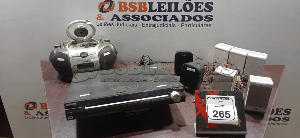 LOTE 265 - 01 HOME THEATER MODELO DAV-DZ870W MARCA SONY, 07 CAIXAS DE SOM E 01 APARELHO DE SOM PORTÁTIL. (NO ESTADO) ATENÇÃO! FAZER A VISITAÇÃO ANTES DE ARREMATAR, NÃO SABEMOS SE FUNCIONA, LEILÃO NÃO TEM GARANTIA E NEM DEVOLUÇÃO, SUJEITO A POSSÍVEIS AVARIAS VISÍVEIS/OCULTAS E/OU AUSÊNCIA DE COMPONENTES.