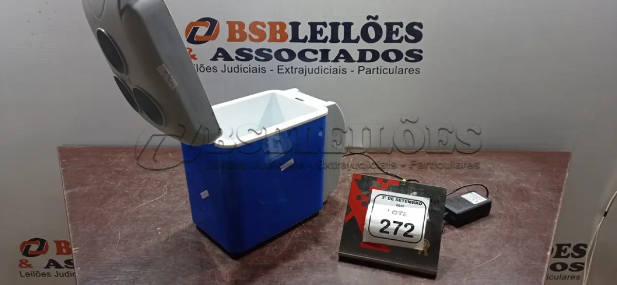 LOTE 272 - 01 MINI GELADEIRA PORTÁTIL AUTOMOTIVA. (NO ESTADO) ATENÇÃO! FAZER A VISITAÇÃO ANTES DE ARREMATAR, NÃO SABEMOS SE FUNCIONA, LEILÃO NÃO TEM GARANTIA E NEM DEVOLUÇÃO, SUJEITO A POSSÍVEIS AVARIAS VISÍVEIS/OCULTAS E/OU AUSÊNCIA DE COMPONENTES.
