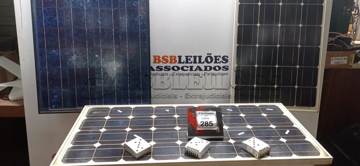 LOTE 285 - 03 PLACAS SOLARES COM 03 CONTROLADORES DE CARGA. (NO ESTADO) ATENÇÃO! FAZER A VISITAÇÃO ANTES DE ARREMATAR, NÃO SABEMOS SE FUNCIONA, LEILÃO NÃO TEM GARANTIA E NEM DEVOLUÇÃO, SUJEITO A POSSÍVEIS AVARIAS VISÍVEIS/OCULTAS E/OU AUSÊNCIA DE COMPONENTES.