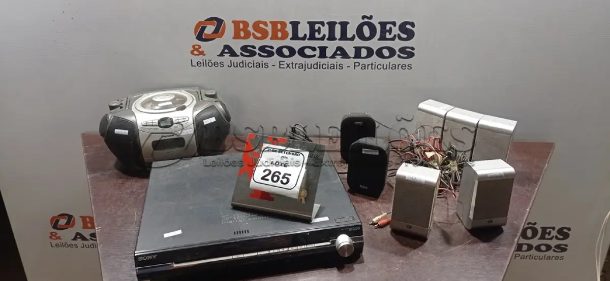 LOTE 265 - 01 HOME THEATER MODELO DAV-DZ870W MARCA SONY, 07 CAIXAS DE SOM E 01 APARELHO DE SOM PORTÁTIL. (NO ESTADO) ATENÇÃO! FAZER A VISITAÇÃO ANTES DE ARREMATAR, NÃO SABEMOS SE FUNCIONA, LEILÃO NÃO TEM GARANTIA E NEM DEVOLUÇÃO, SUJEITO A POSSÍVEIS AVARIAS VISÍVEIS/OCULTAS E/OU AUSÊNCIA DE COMPONENTES.