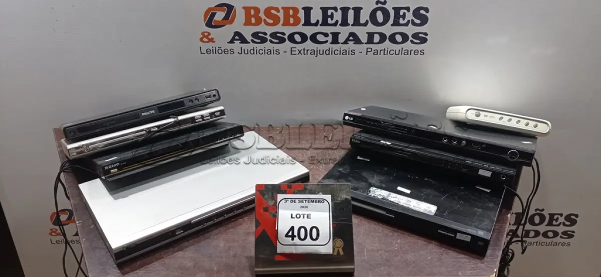 LOTE 400 - 01 LOTE COM VÁRIOS APARELHOS DE DVD DE MARCAS E MODELOS DIVERSOS. (NO ESTADO) ATENÇÃO! FAZER A VISITAÇÃO ANTES DE ARREMATAR, NÃO SABEMOS SE FUNCIONA, LEILÃO NÃO TEM GARANTIA E NEM DEVOLUÇÃO, SUJEITO A POSSÍVEIS AVARIAS VISÍVEIS/OCULTAS E/OU AUSÊNCIA DE COMPONENTES.