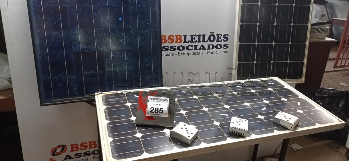 LOTE 285 - 03 PLACAS SOLARES COM 03 CONTROLADORES DE CARGA. (NO ESTADO) ATENÇÃO! FAZER A VISITAÇÃO ANTES DE ARREMATAR, NÃO SABEMOS SE FUNCIONA, LEILÃO NÃO TEM GARANTIA E NEM DEVOLUÇÃO, SUJEITO A POSSÍVEIS AVARIAS VISÍVEIS/OCULTAS E/OU AUSÊNCIA DE COMPONENTES.