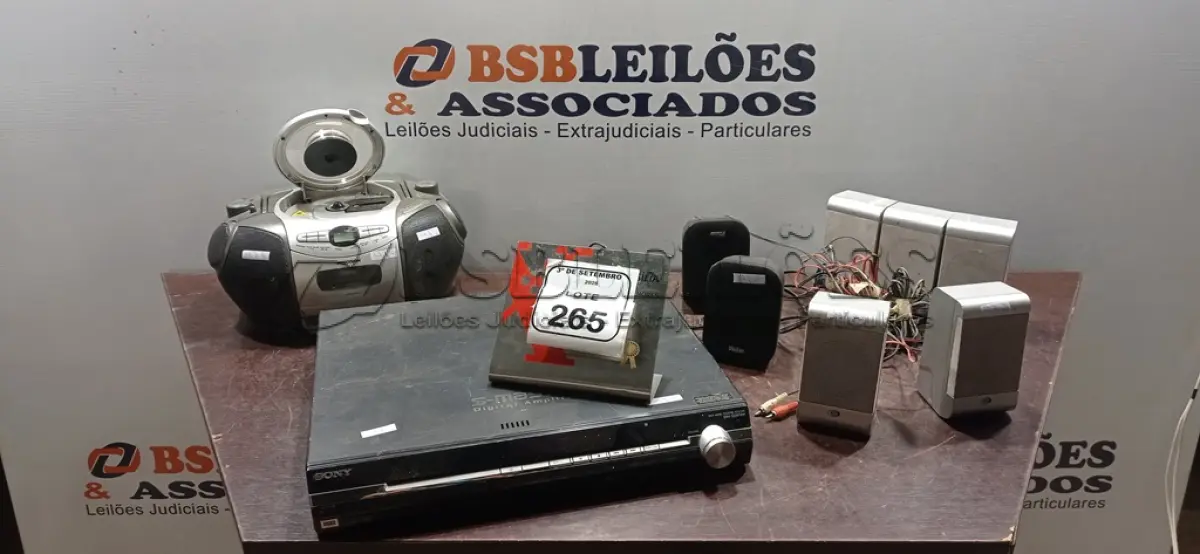 LOTE 265 - 01 HOME THEATER MODELO DAV-DZ870W MARCA SONY, 07 CAIXAS DE SOM E 01 APARELHO DE SOM PORTÁTIL. (NO ESTADO) ATENÇÃO! FAZER A VISITAÇÃO ANTES DE ARREMATAR, NÃO SABEMOS SE FUNCIONA, LEILÃO NÃO TEM GARANTIA E NEM DEVOLUÇÃO, SUJEITO A POSSÍVEIS AVARIAS VISÍVEIS/OCULTAS E/OU AUSÊNCIA DE COMPONENTES.