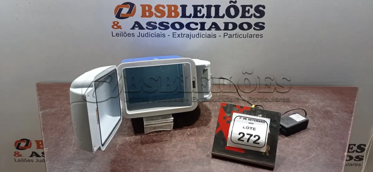 LOTE 272 - 01 MINI GELADEIRA PORTÁTIL AUTOMOTIVA. (NO ESTADO) ATENÇÃO! FAZER A VISITAÇÃO ANTES DE ARREMATAR, NÃO SABEMOS SE FUNCIONA, LEILÃO NÃO TEM GARANTIA E NEM DEVOLUÇÃO, SUJEITO A POSSÍVEIS AVARIAS VISÍVEIS/OCULTAS E/OU AUSÊNCIA DE COMPONENTES.