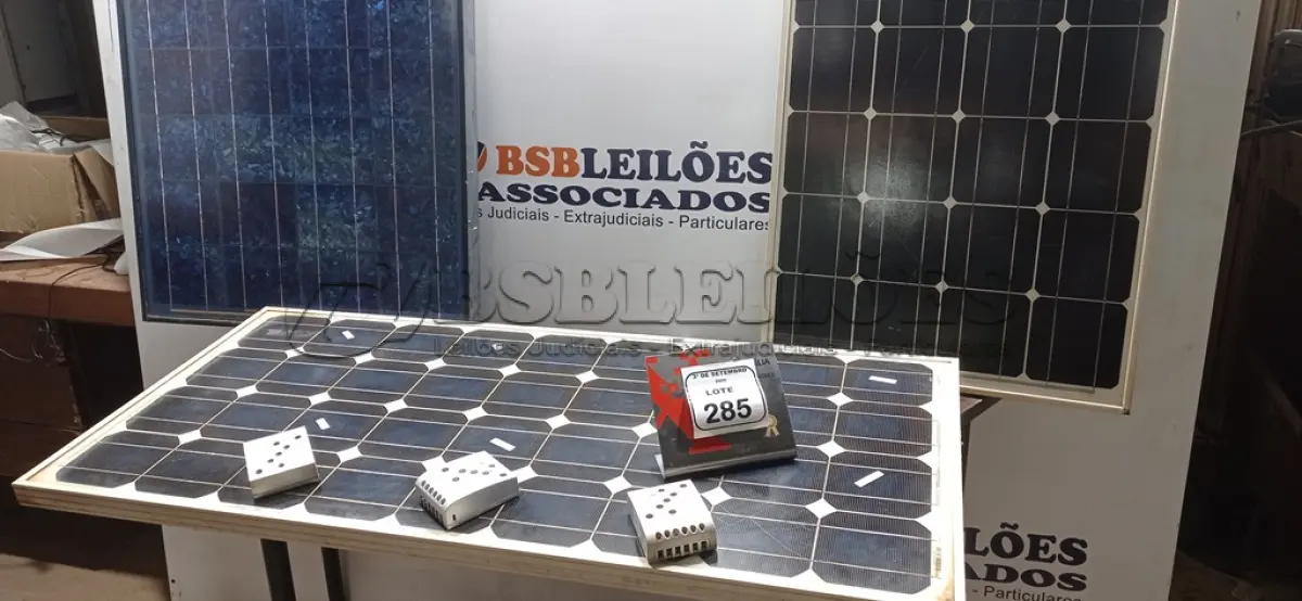 LOTE 285 - 03 PLACAS SOLARES COM 03 CONTROLADORES DE CARGA. (NO ESTADO) ATENÇÃO! FAZER A VISITAÇÃO ANTES DE ARREMATAR, NÃO SABEMOS SE FUNCIONA, LEILÃO NÃO TEM GARANTIA E NEM DEVOLUÇÃO, SUJEITO A POSSÍVEIS AVARIAS VISÍVEIS/OCULTAS E/OU AUSÊNCIA DE COMPONENTES.