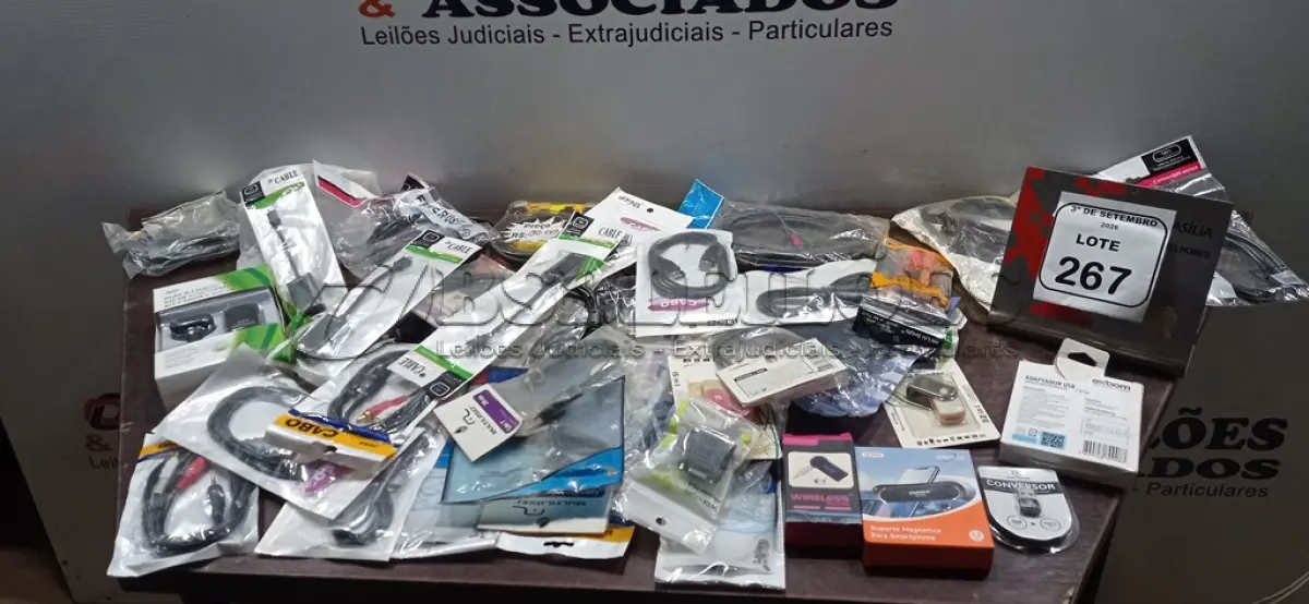 LOTE 267 - 01 LOTE COM VÁRIOS CABOS DE MODELOS DIVERSOS. (NO ESTADO) ATENÇÃO! FAZER A VISITAÇÃO ANTES DE ARREMATAR, NÃO SABEMOS SE FUNCIONA, LEILÃO NÃO TEM GARANTIA E NEM DEVOLUÇÃO, SUJEITO A POSSÍVEIS AVARIAS VISÍVEIS/OCULTAS E/OU AUSÊNCIA DE COMPONENTES.