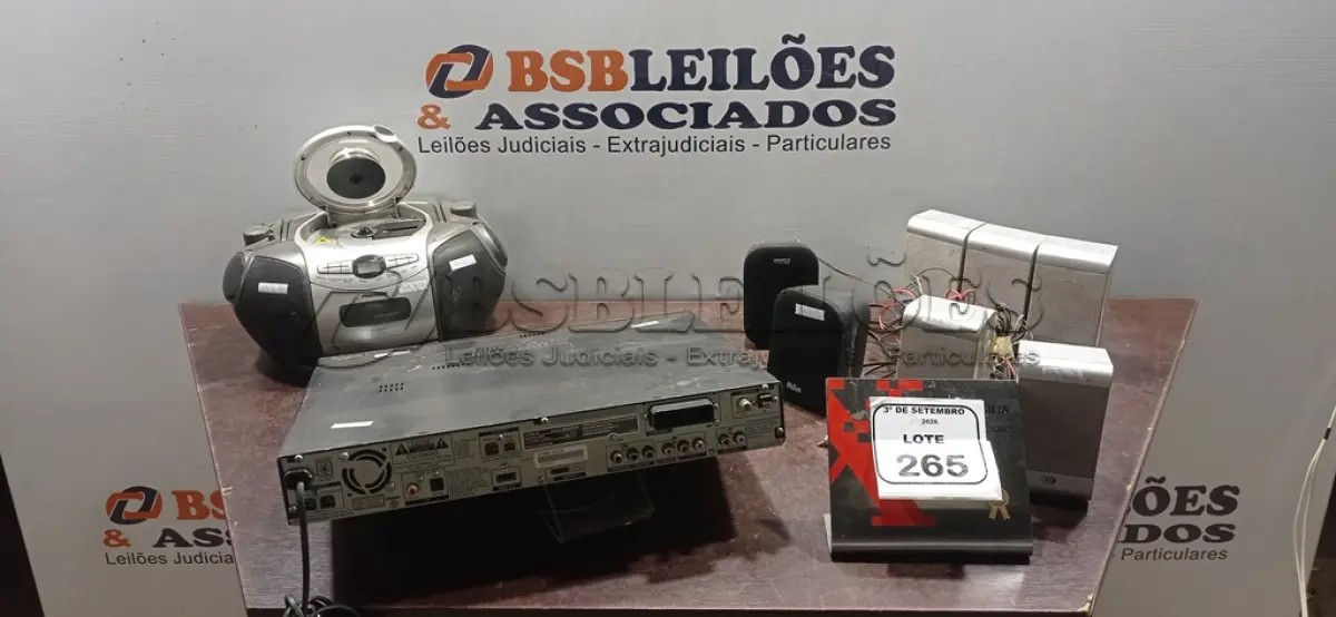 LOTE 265 - 01 HOME THEATER MODELO DAV-DZ870W MARCA SONY, 07 CAIXAS DE SOM E 01 APARELHO DE SOM PORTÁTIL. (NO ESTADO) ATENÇÃO! FAZER A VISITAÇÃO ANTES DE ARREMATAR, NÃO SABEMOS SE FUNCIONA, LEILÃO NÃO TEM GARANTIA E NEM DEVOLUÇÃO, SUJEITO A POSSÍVEIS AVARIAS VISÍVEIS/OCULTAS E/OU AUSÊNCIA DE COMPONENTES.