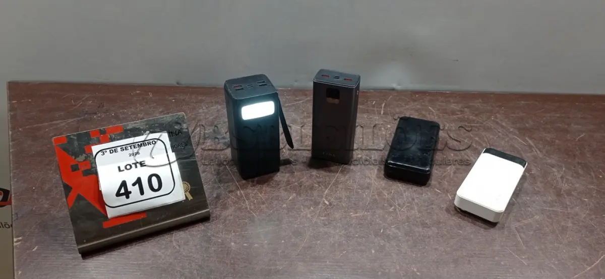LOTE 410 - 04 POWER BANKS DE MARCAS E MODELOS DIVERSOS. (NO ESTADO) ATENÇÃO! FAZER A VISITAÇÃO ANTES DE ARREMATAR, NÃO SABEMOS SE FUNCIONA, LEILÃO NÃO TEM GARANTIA E NEM DEVOLUÇÃO, SUJEITO A POSSÍVEIS AVARIAS VISÍVEIS/OCULTAS E/OU AUSÊNCIA DE COMPONENTES.