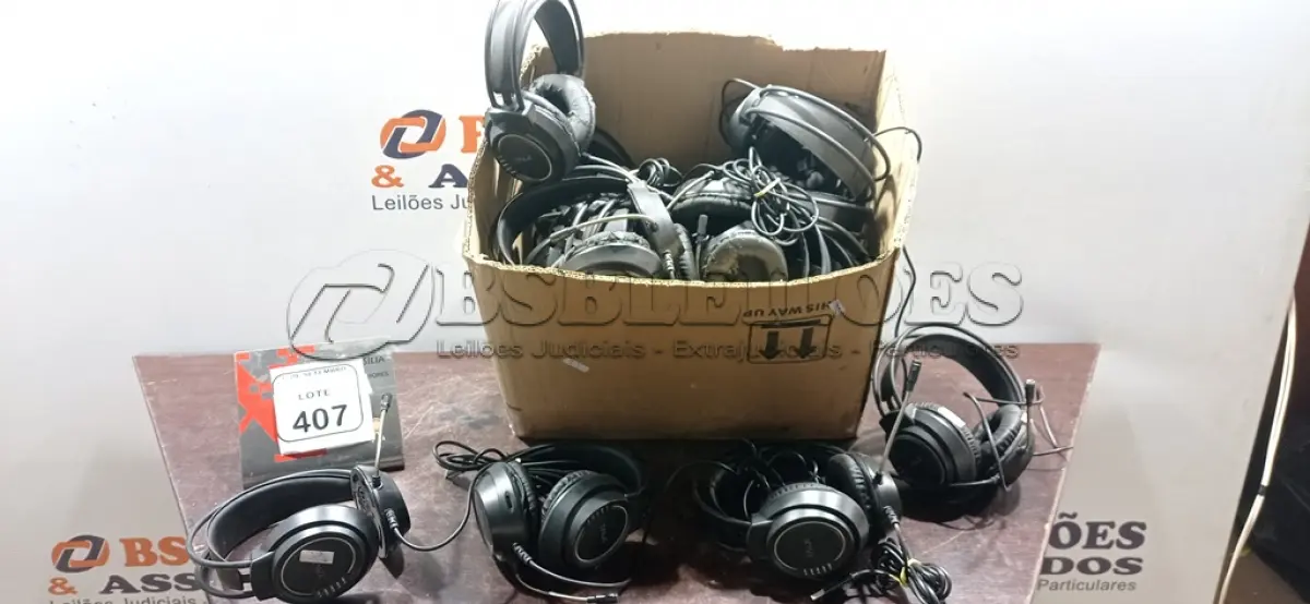 LOTE 407 - 01 CAIXA COM VÁRIOS HEADPHONES. (NO ESTADO) ATENÇÃO! FAZER A VISITAÇÃO ANTES DE ARREMATAR, NÃO SABEMOS SE FUNCIONA, LEILÃO NÃO TEM GARANTIA E NEM DEVOLUÇÃO, SUJEITO A POSSÍVEIS AVARIAS VISÍVEIS/OCULTAS E/OU AUSÊNCIA DE COMPONENTES.