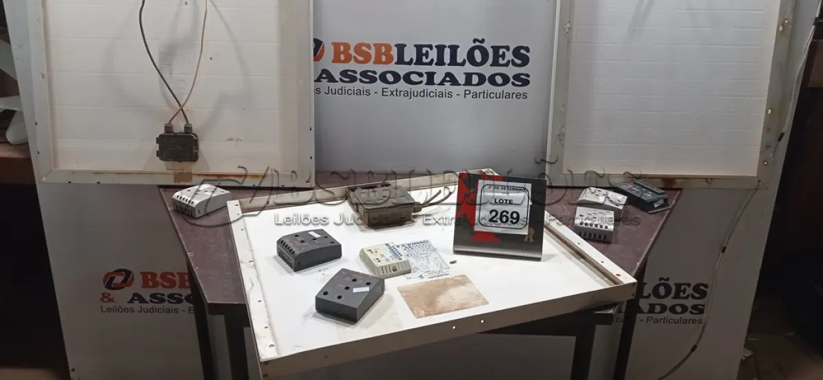 LOTE 269 - 03 PLACAS SOLARES COM 03 CONTROLADORES DE CARGA. (NO ESTADO) ATENÇÃO! FAZER A VISITAÇÃO ANTES DE ARREMATAR, NÃO SABEMOS SE FUNCIONA, LEILÃO NÃO TEM GARANTIA E NEM DEVOLUÇÃO, SUJEITO A POSSÍVEIS AVARIAS VISÍVEIS/OCULTAS E/OU AUSÊNCIA DE COMPONENTES.