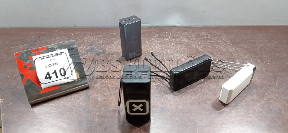 LOTE 410 - 04 POWER BANKS DE MARCAS E MODELOS DIVERSOS. (NO ESTADO) ATENÇÃO! FAZER A VISITAÇÃO ANTES DE ARREMATAR, NÃO SABEMOS SE FUNCIONA, LEILÃO NÃO TEM GARANTIA E NEM DEVOLUÇÃO, SUJEITO A POSSÍVEIS AVARIAS VISÍVEIS/OCULTAS E/OU AUSÊNCIA DE COMPONENTES.