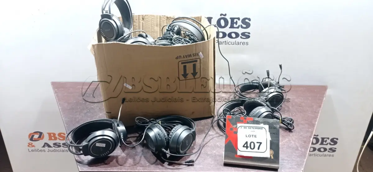 LOTE 407 - 01 CAIXA COM VÁRIOS HEADPHONES. (NO ESTADO) ATENÇÃO! FAZER A VISITAÇÃO ANTES DE ARREMATAR, NÃO SABEMOS SE FUNCIONA, LEILÃO NÃO TEM GARANTIA E NEM DEVOLUÇÃO, SUJEITO A POSSÍVEIS AVARIAS VISÍVEIS/OCULTAS E/OU AUSÊNCIA DE COMPONENTES.