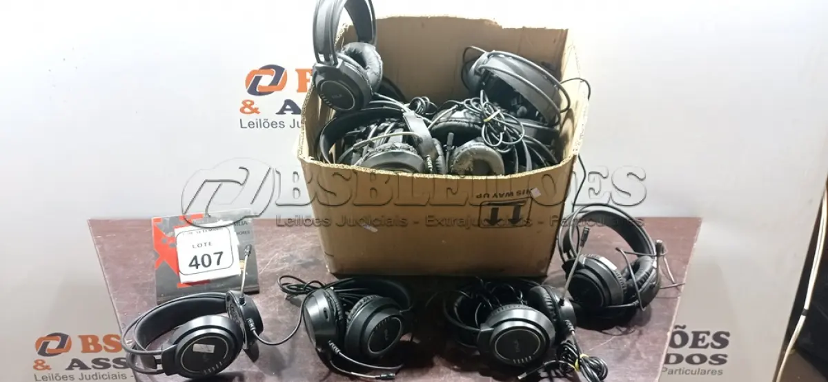 LOTE 407 - 01 CAIXA COM VÁRIOS HEADPHONES. (NO ESTADO) ATENÇÃO! FAZER A VISITAÇÃO ANTES DE ARREMATAR, NÃO SABEMOS SE FUNCIONA, LEILÃO NÃO TEM GARANTIA E NEM DEVOLUÇÃO, SUJEITO A POSSÍVEIS AVARIAS VISÍVEIS/OCULTAS E/OU AUSÊNCIA DE COMPONENTES.
