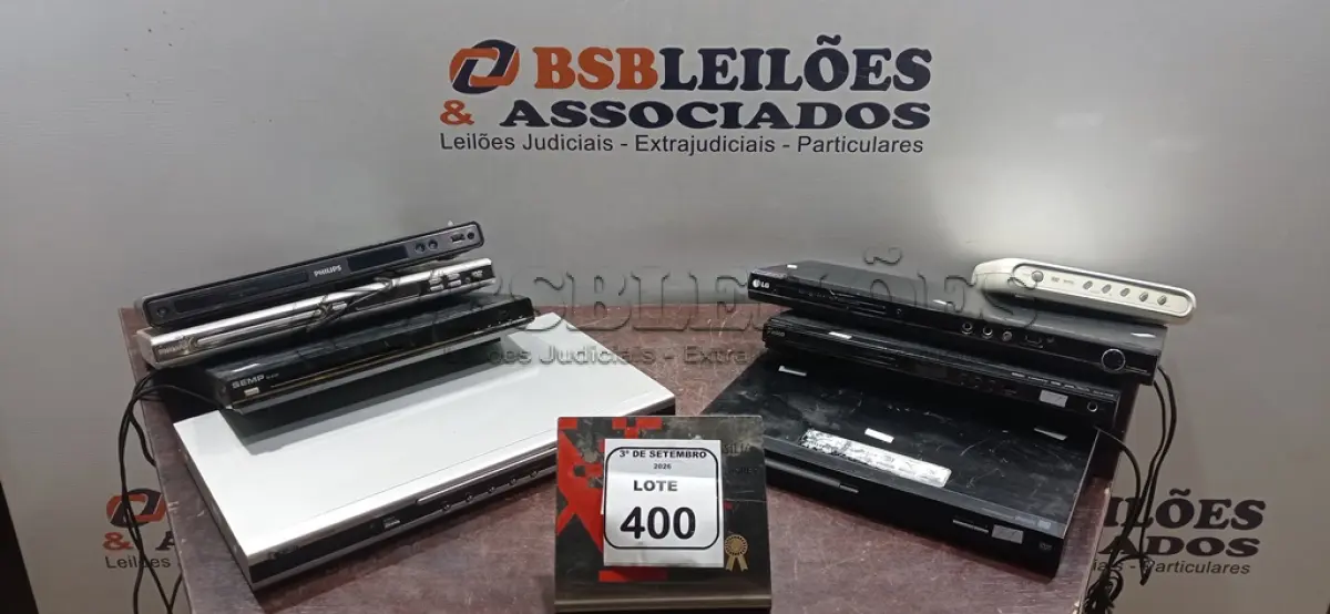 LOTE 400 - 01 LOTE COM VÁRIOS APARELHOS DE DVD DE MARCAS E MODELOS DIVERSOS. (NO ESTADO) ATENÇÃO! FAZER A VISITAÇÃO ANTES DE ARREMATAR, NÃO SABEMOS SE FUNCIONA, LEILÃO NÃO TEM GARANTIA E NEM DEVOLUÇÃO, SUJEITO A POSSÍVEIS AVARIAS VISÍVEIS/OCULTAS E/OU AUSÊNCIA DE COMPONENTES.