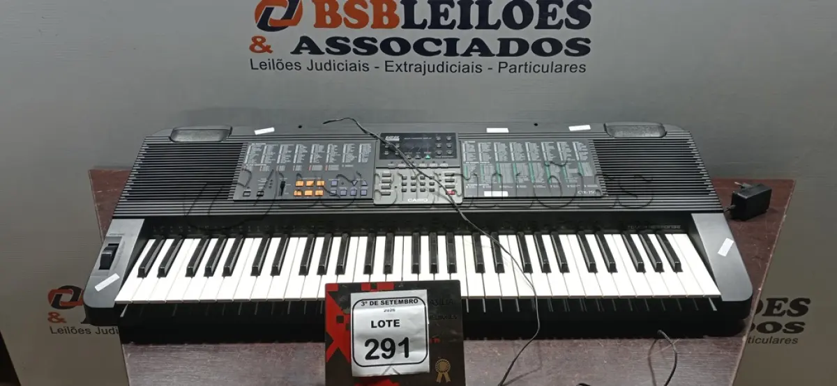 LOTE 291 - 01 TECLADO MUSICAL MODELO CTK-750 MARCA CASIO. (NO ESTADO) ATENÇÃO! FAZER A VISITAÇÃO ANTES DE ARREMATAR, NÃO SABEMOS SE FUNCIONA, LEILÃO NÃO TEM GARANTIA E NEM DEVOLUÇÃO, SUJEITO A POSSÍVEIS AVARIAS VISÍVEIS/OCULTAS E/OU AUSÊNCIA DE COMPONENTES.