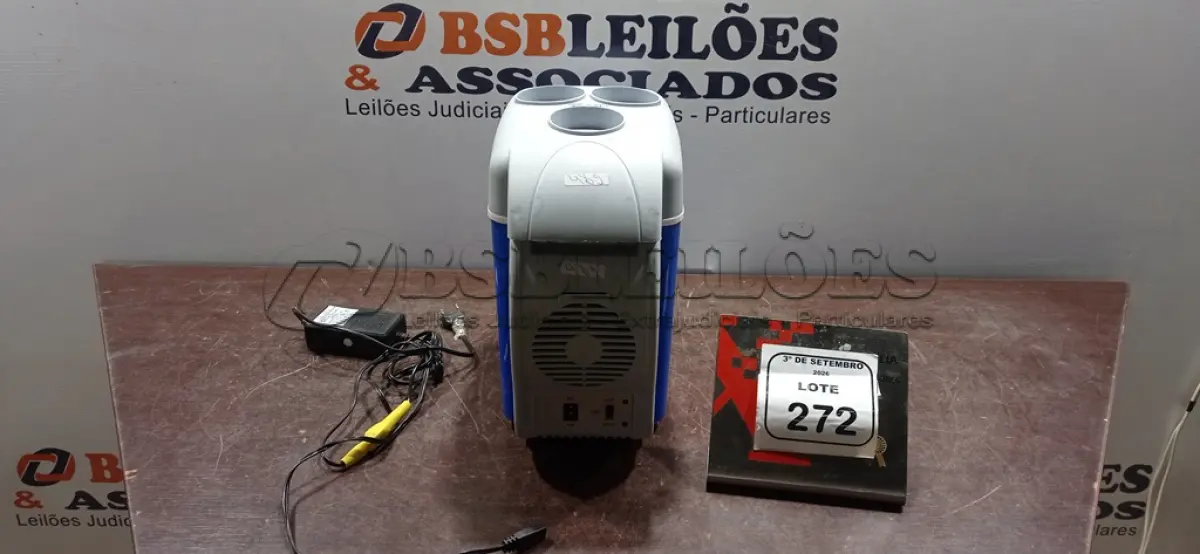 LOTE 272 - 01 MINI GELADEIRA PORTÁTIL AUTOMOTIVA. (NO ESTADO) ATENÇÃO! FAZER A VISITAÇÃO ANTES DE ARREMATAR, NÃO SABEMOS SE FUNCIONA, LEILÃO NÃO TEM GARANTIA E NEM DEVOLUÇÃO, SUJEITO A POSSÍVEIS AVARIAS VISÍVEIS/OCULTAS E/OU AUSÊNCIA DE COMPONENTES.