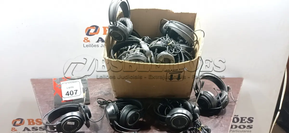 LOTE 407 - 01 CAIXA COM VÁRIOS HEADPHONES. (NO ESTADO) ATENÇÃO! FAZER A VISITAÇÃO ANTES DE ARREMATAR, NÃO SABEMOS SE FUNCIONA, LEILÃO NÃO TEM GARANTIA E NEM DEVOLUÇÃO, SUJEITO A POSSÍVEIS AVARIAS VISÍVEIS/OCULTAS E/OU AUSÊNCIA DE COMPONENTES.