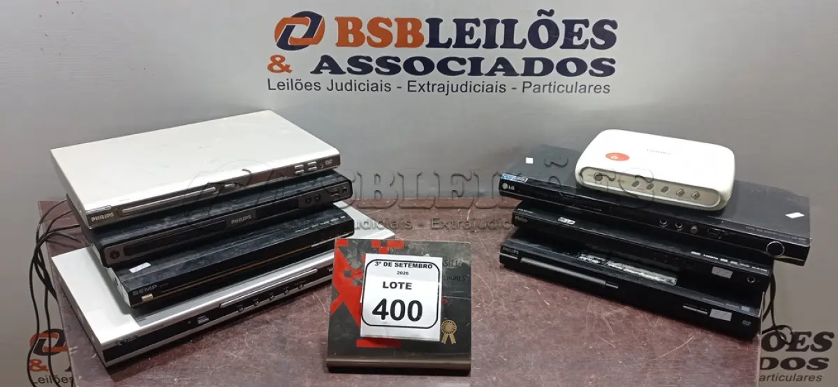 LOTE 400 - 01 LOTE COM VÁRIOS APARELHOS DE DVD DE MARCAS E MODELOS DIVERSOS. (NO ESTADO) ATENÇÃO! FAZER A VISITAÇÃO ANTES DE ARREMATAR, NÃO SABEMOS SE FUNCIONA, LEILÃO NÃO TEM GARANTIA E NEM DEVOLUÇÃO, SUJEITO A POSSÍVEIS AVARIAS VISÍVEIS/OCULTAS E/OU AUSÊNCIA DE COMPONENTES.