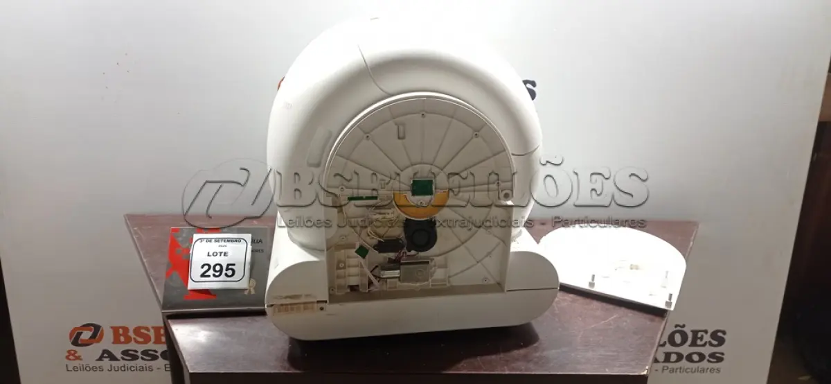 LOTE 295 - 01 CAIXA DE AREIA AUTOMÁTICA E AUTO LIMPANTE PARA GATOS. (NO ESTADO) ATENÇÃO! FAZER A VISITAÇÃO ANTES DE ARREMATAR, NÃO SABEMOS SE FUNCIONA, LEILÃO NÃO TEM GARANTIA E NEM DEVOLUÇÃO, SUJEITO A POSSÍVEIS AVARIAS VISÍVEIS/OCULTAS E/OU AUSÊNCIA DE COMPONENTES.
