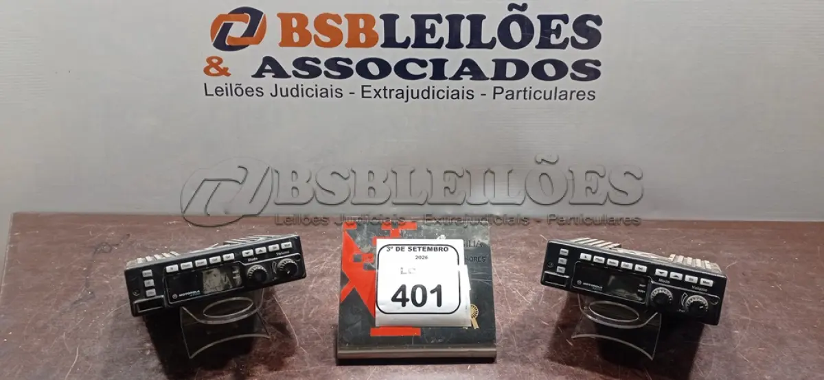 LOTE 401 - 02 RÁDIOS TRANSCEPTORES MARCA MOTOROLA. (NO ESTADO) ATENÇÃO! FAZER A VISITAÇÃO ANTES DE ARREMATAR, NÃO SABEMOS SE FUNCIONA, LEILÃO NÃO TEM GARANTIA E NEM DEVOLUÇÃO, SUJEITO A POSSÍVEIS AVARIAS VISÍVEIS/OCULTAS E/OU AUSÊNCIA DE COMPONENTES.