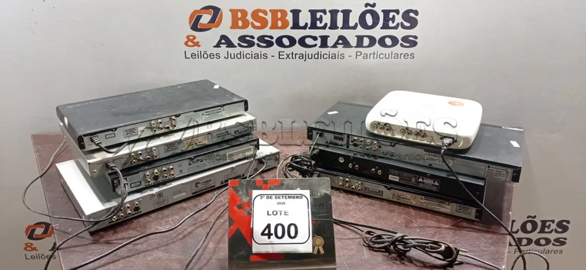 LOTE 400 - 01 LOTE COM VÁRIOS APARELHOS DE DVD DE MARCAS E MODELOS DIVERSOS. (NO ESTADO) ATENÇÃO! FAZER A VISITAÇÃO ANTES DE ARREMATAR, NÃO SABEMOS SE FUNCIONA, LEILÃO NÃO TEM GARANTIA E NEM DEVOLUÇÃO, SUJEITO A POSSÍVEIS AVARIAS VISÍVEIS/OCULTAS E/OU AUSÊNCIA DE COMPONENTES.