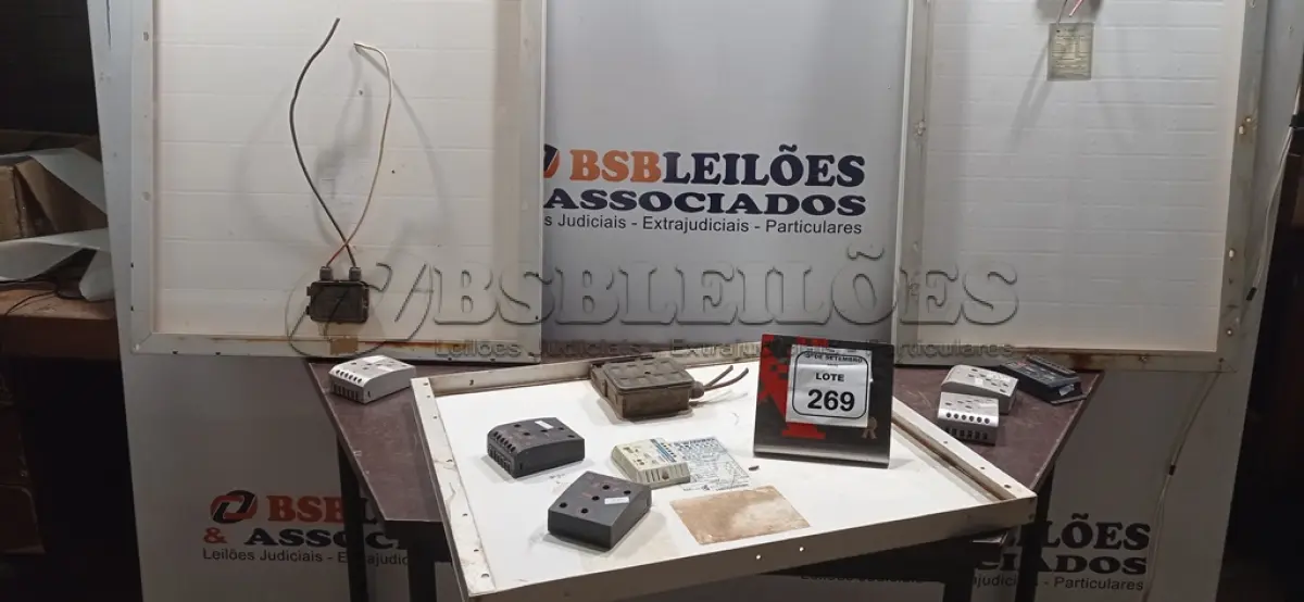 LOTE 269 - 03 PLACAS SOLARES COM 03 CONTROLADORES DE CARGA. (NO ESTADO) ATENÇÃO! FAZER A VISITAÇÃO ANTES DE ARREMATAR, NÃO SABEMOS SE FUNCIONA, LEILÃO NÃO TEM GARANTIA E NEM DEVOLUÇÃO, SUJEITO A POSSÍVEIS AVARIAS VISÍVEIS/OCULTAS E/OU AUSÊNCIA DE COMPONENTES.