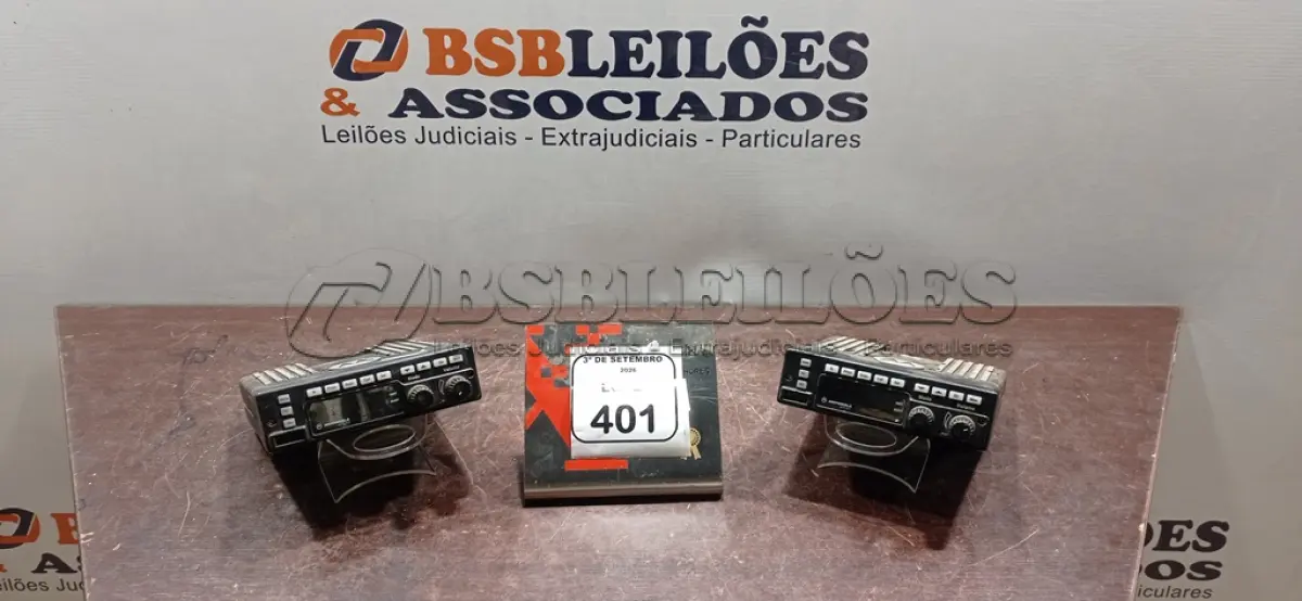 LOTE 401 - 02 RÁDIOS TRANSCEPTORES MARCA MOTOROLA. (NO ESTADO) ATENÇÃO! FAZER A VISITAÇÃO ANTES DE ARREMATAR, NÃO SABEMOS SE FUNCIONA, LEILÃO NÃO TEM GARANTIA E NEM DEVOLUÇÃO, SUJEITO A POSSÍVEIS AVARIAS VISÍVEIS/OCULTAS E/OU AUSÊNCIA DE COMPONENTES.