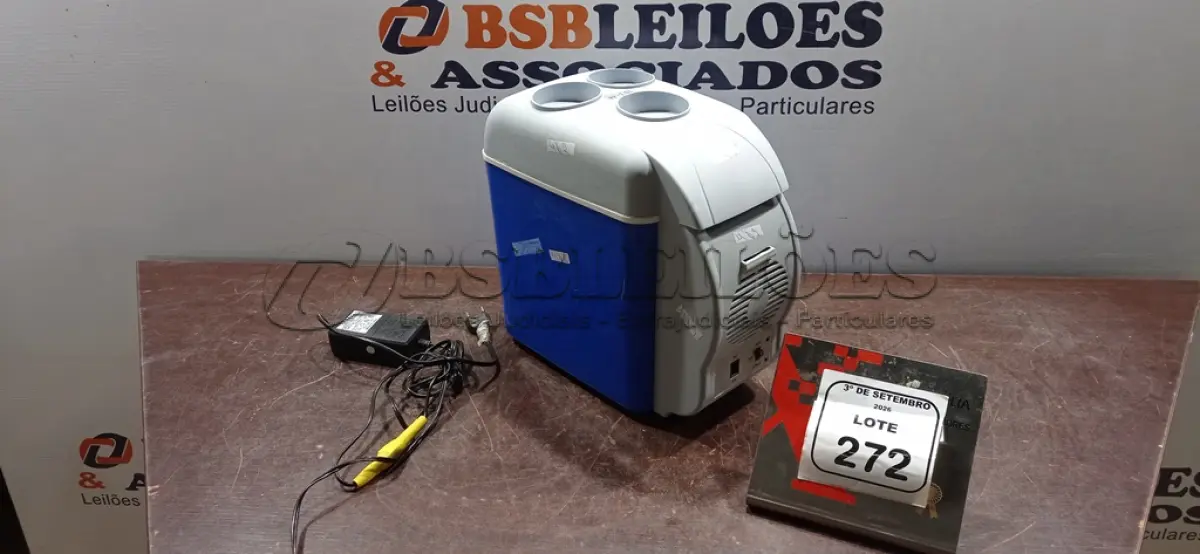 LOTE 272 - 01 MINI GELADEIRA PORTÁTIL AUTOMOTIVA. (NO ESTADO) ATENÇÃO! FAZER A VISITAÇÃO ANTES DE ARREMATAR, NÃO SABEMOS SE FUNCIONA, LEILÃO NÃO TEM GARANTIA E NEM DEVOLUÇÃO, SUJEITO A POSSÍVEIS AVARIAS VISÍVEIS/OCULTAS E/OU AUSÊNCIA DE COMPONENTES.